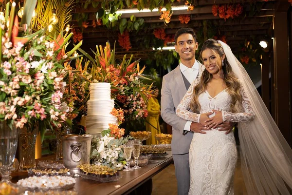 Glauco Moreira e Carine Santana selam o amor em cerimônia à beira-lago