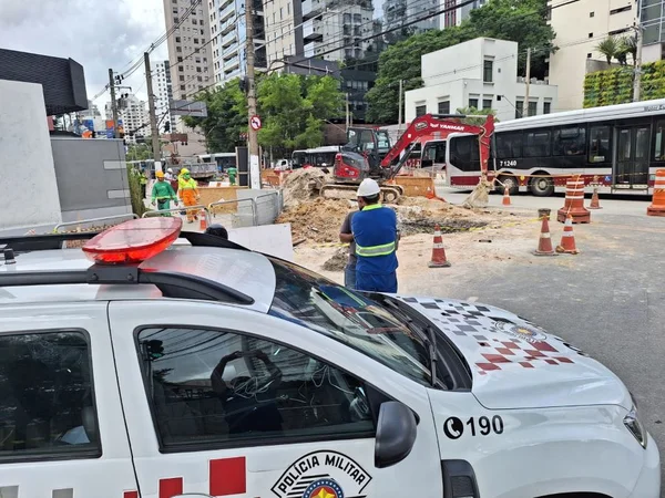 Imagem colorida mostra buraco em obra na Avenida Santo Amaro que resultou na morte de um operário - Metrópoles