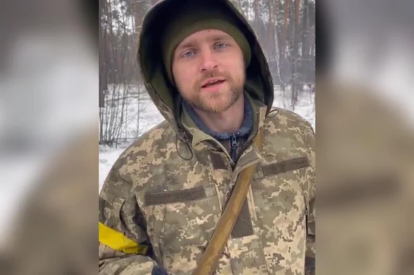 Em vídeo, soldado ucraniano recita poema de amor em meio à invasão russa ao país. Ele usa uniforme em meio à floresta de neve - Metrópoles