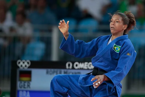 Rafaela Silva vence sul-coreana por wazari e vai para quartas de final