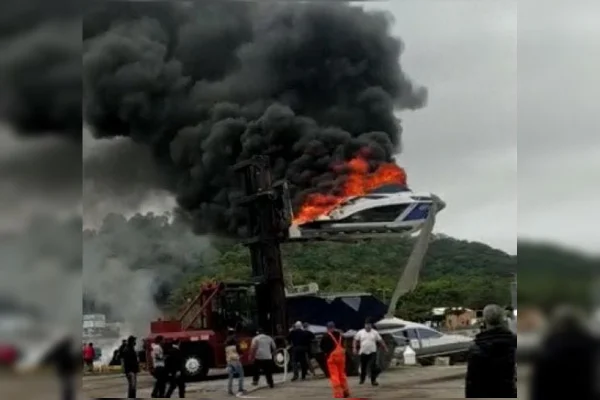 Vídeo: lancha pega fogo em marina em Balneário Camboriú