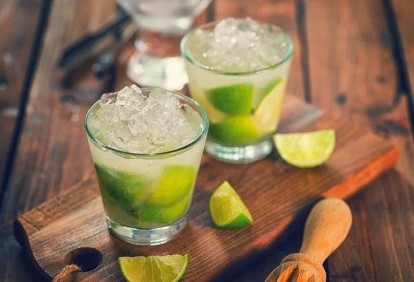 caipiroska de limão com cerveja em copo de vidro