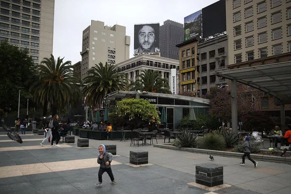 Polêmica campanha publicitária com jogador da NFL rende prêmio à Nike