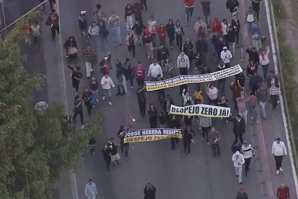 Protestos por moradia ocupam vias da zona oeste e leste de São Paulo