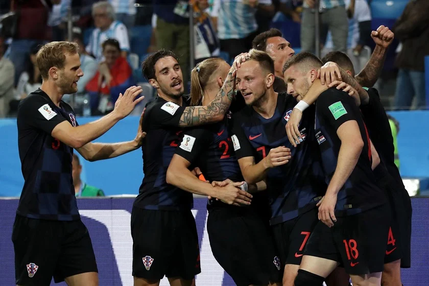 Rebic comemora gol com os companheiros Rebic comemora gol com os companheiros
