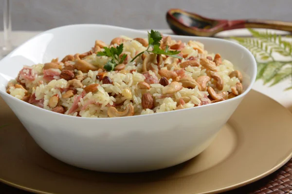 Arroz com amêndoas e salame