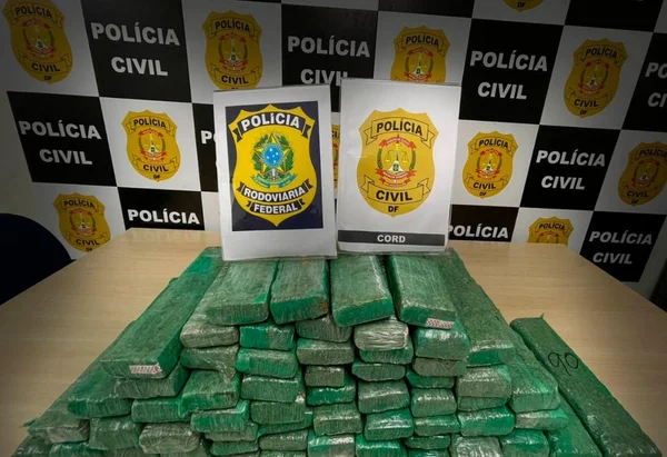 Motorista é preso levando 60kg de maconha em motor do carro no DF