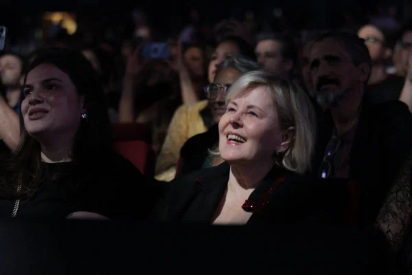 imagem colorida rosa weber se emociona em show - metrópoles