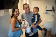 João Gomes posa sorridente com Ary Mirelle e os dois filhos