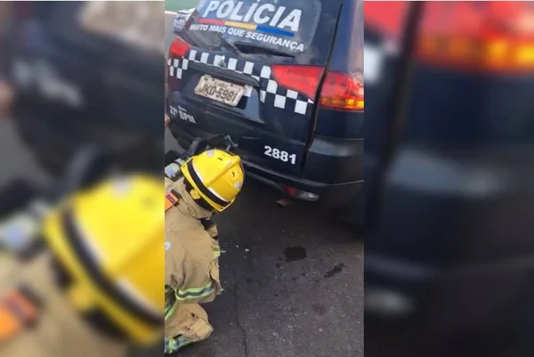 Vídeo. Bombeiros são chamados para tirar homem de camburão da PMDF