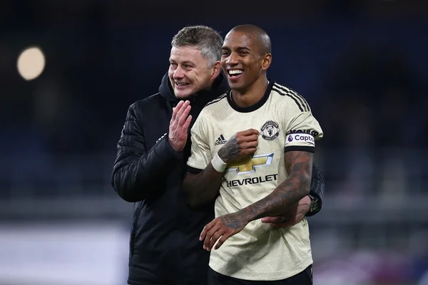 Manchester United vence fora e se aproxima dos líderes do Inglês