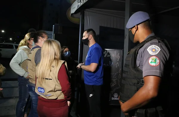 Fiscalização interdita rave clandestina e festa com 1,5 mil pessoas em SP