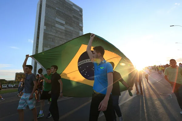 Movimento pró-impeachment convoca manifestação em Brasília e em SP
