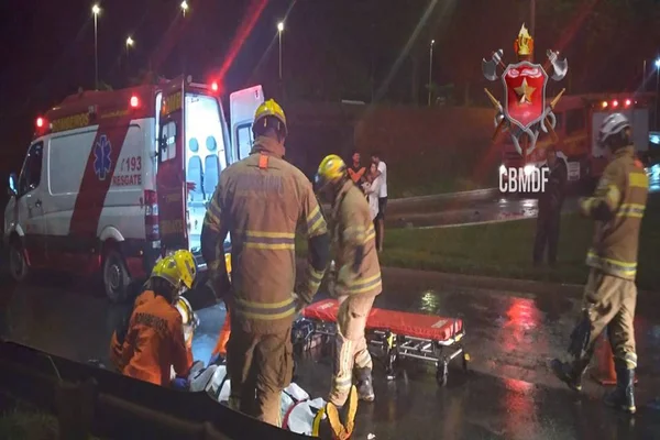 Batida entre 3 carros e moto deixa motociclista ferido na Estrutural