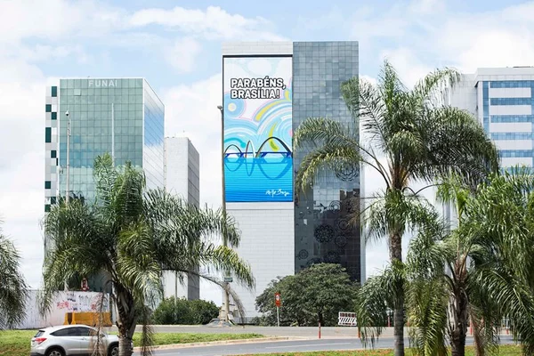 Obras em homenagem a Brasília são reproduzidas em megapainel digital