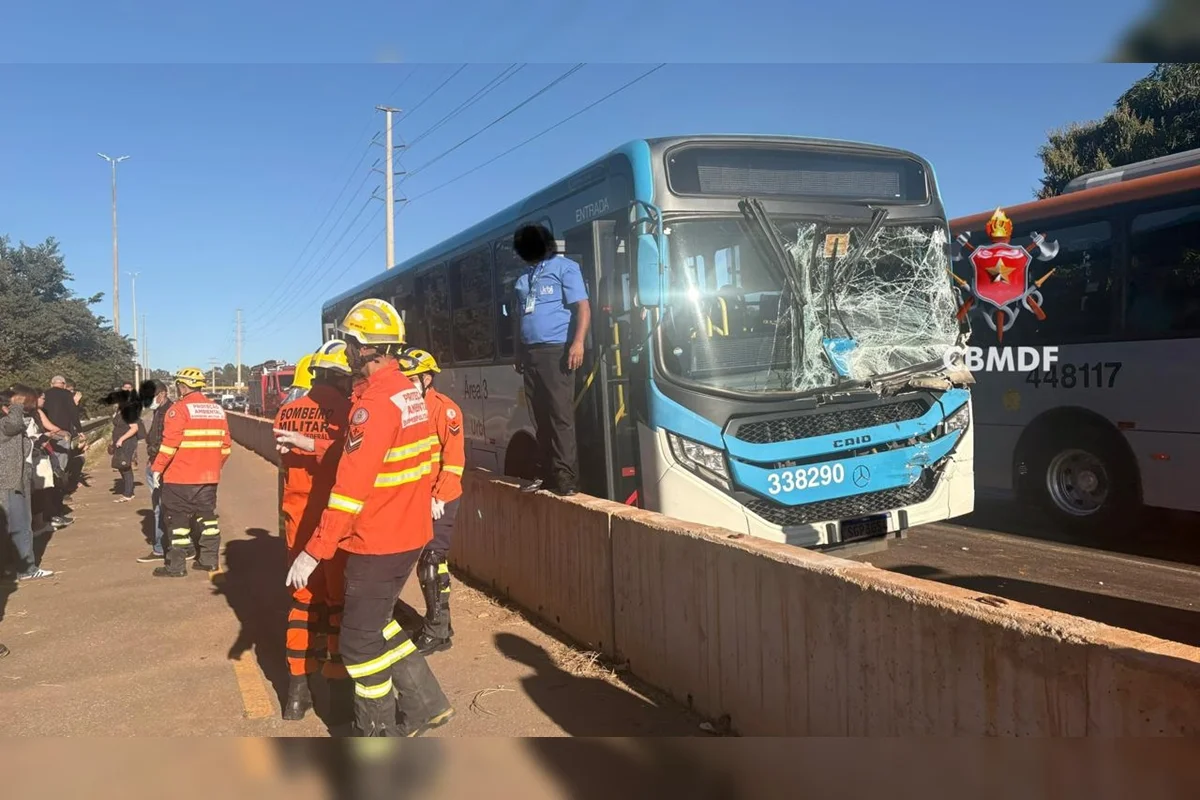Até o momento, ao menos seis pessoas foram socorridas e transportadas para unidades hospitalares da região Até o momento, ao menos seis pessoas foram socorridas e transportadas para unidades hospitalares da região