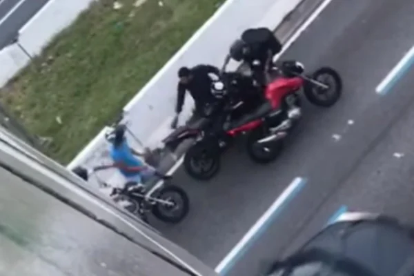 Print de vídeo que mostrou vítima reagindo a tentativa de assalto na Avenida Jacu Pessego, zona leste de São Paulo. - Metrópoles