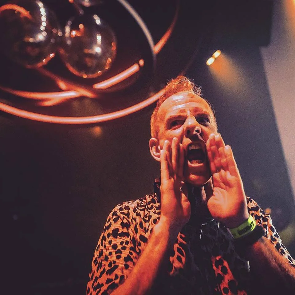 <strong>Fatboy Slim:</strong> nome artístico de Norman Quentin Cook, é um músico do Reino Unido. Apesar de originalmente baixista na banda de rock The Housemartins, somente atingiu o auge de sua carreira após personificar o DJ Fatboy Slim. Uma de suas principais músicas é <a href="https://www.youtube.com/watch?v=wCDIYvFmgW8">Weapon of Choice</a> <strong>Fatboy Slim:</strong> nome artístico de Norman Quentin Cook, é um músico do Reino Unido. Apesar de originalmente baixista na banda de rock The Housemartins, somente atingiu o auge de sua carreira após personificar o DJ Fatboy Slim. Uma de suas principais músicas é <a href="https://www.youtube.com/watch?v=wCDIYvFmgW8">Weapon of Choice</a>