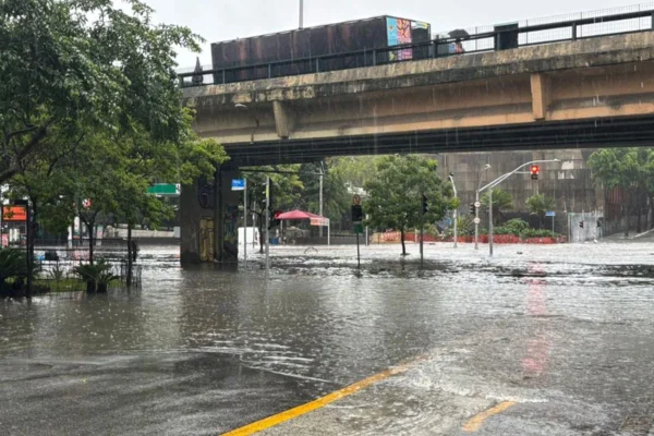 Alerta para alagamentos foi emitido por volta das 11h desta quarta-feira (29/1). Chuvas do interior atuam com forte intensidade na cidade - Metrópoles
