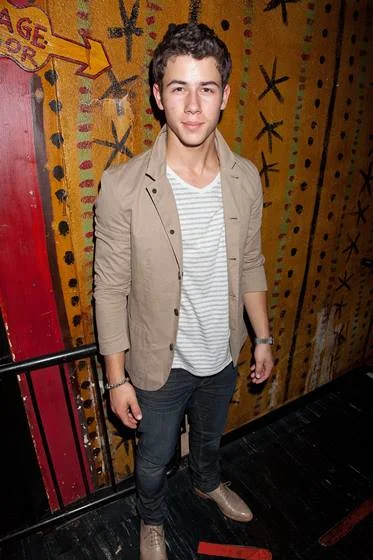 Nick Jonas começou a fazer sucesso na adolescência Nick Jonas começou a fazer sucesso na adolescência