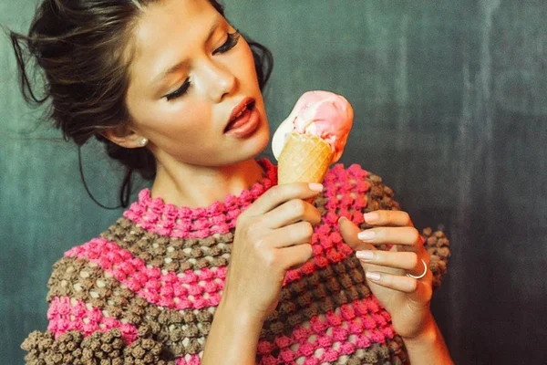 Conheça as designers que apostam no crochê com bossa e exportam moda