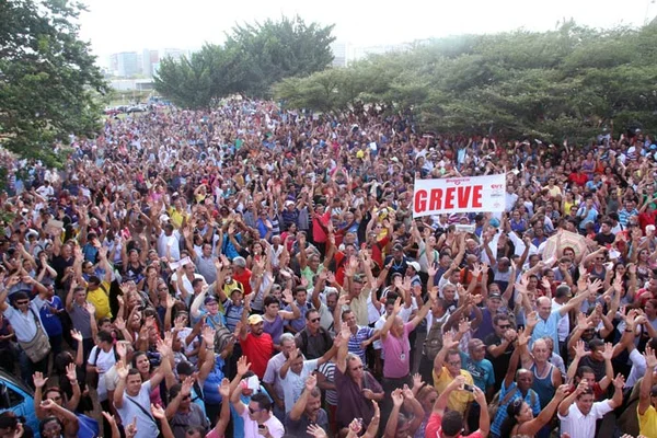 Funcionários da limpeza de hospitais e escolas do DF entram em greve