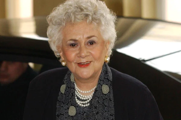Foto colorida de Joan Plowright - Metrópoles