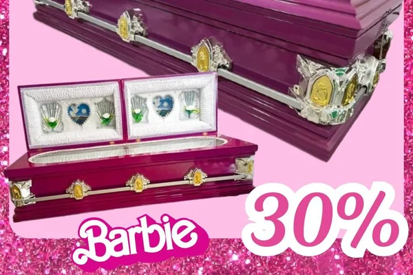 Na imagem colorida, um caixão em cor-de-rosa e um anúncio com o nome Barbie - Metrópoles