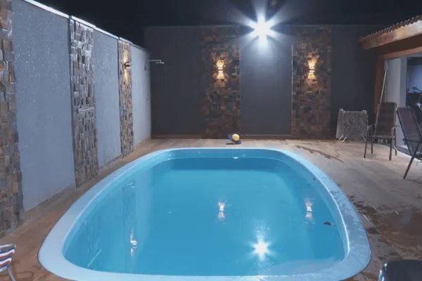Imagem colorida de uma piscina nos fundos de uma casa. Duas crianças morreram no local - Metrópoles