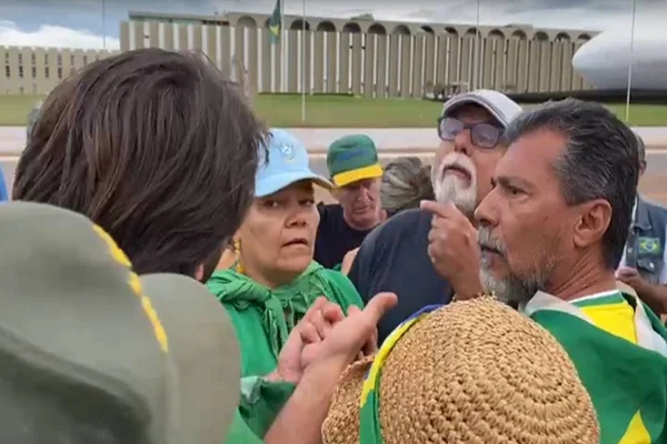 Clima de guerra: bolsonaristas no QG do Exército batem em “infiltrado”