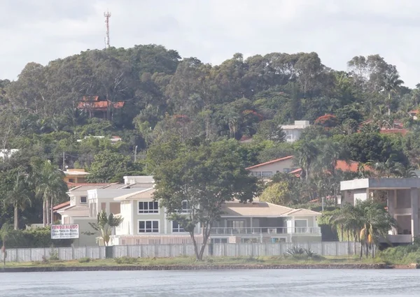 Com a orla livre, mansão onde Romário morou está à venda