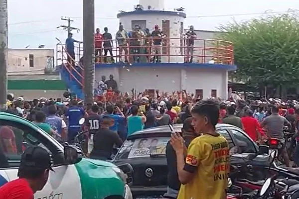 Imagem colorida de momento em que candidato faz "chover dinheiro" durante comício - Metrópoles