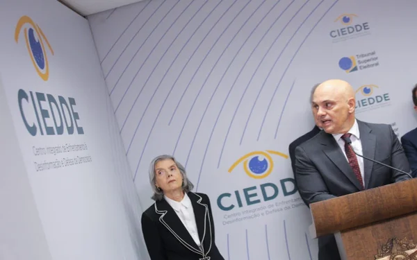 Foto colorida do ministro Alexandre de Moraes ao lado da ministra Carmen Lúcia, no TSE