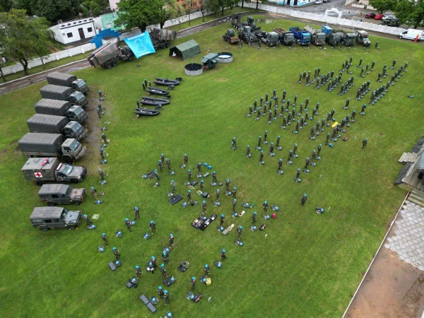 Imagem colorida mostra tropas do Exército do Brasil - Metrópoles