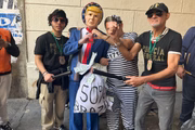 Com fantasias alusivas ao presidente dos EUA e ao ex-presidente Jair Bolsonaro, manifestantes protestam no centro de SP
