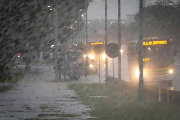 Chuva causa apagão em várias cidades do DF nesta segunda-feira