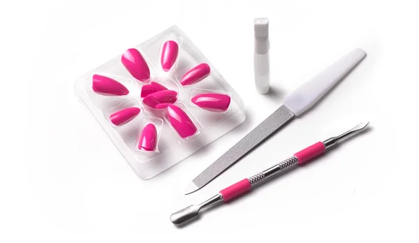 Saiba como colocar, cuidar e remover as unhas postiças
