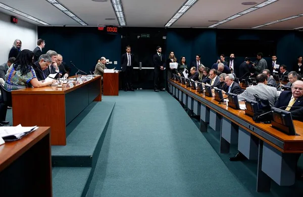 CMO aprova texto base da LDO 2018 e vai analisar mais de 300 destaques