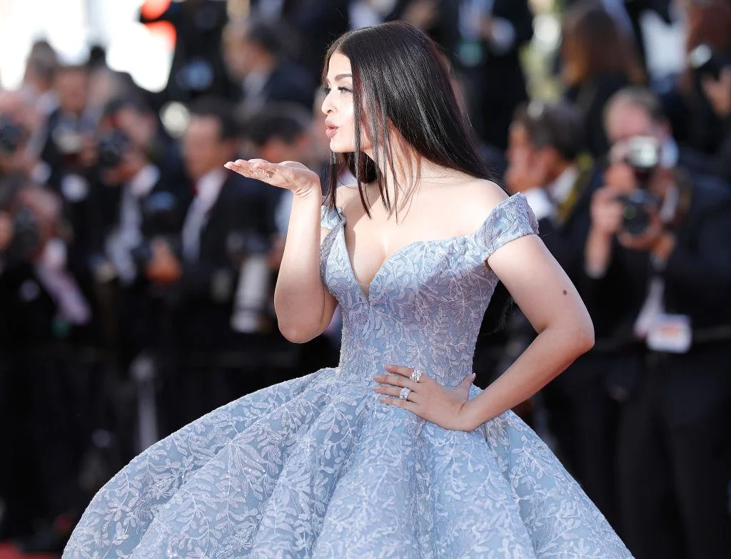 Fios soltos, com movimento e risca no meio para Aishwarya Rai Fios soltos, com movimento e risca no meio para Aishwarya Rai