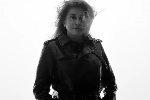 Catherine Deneuve em campanha da Saint Laurent em preto e branco