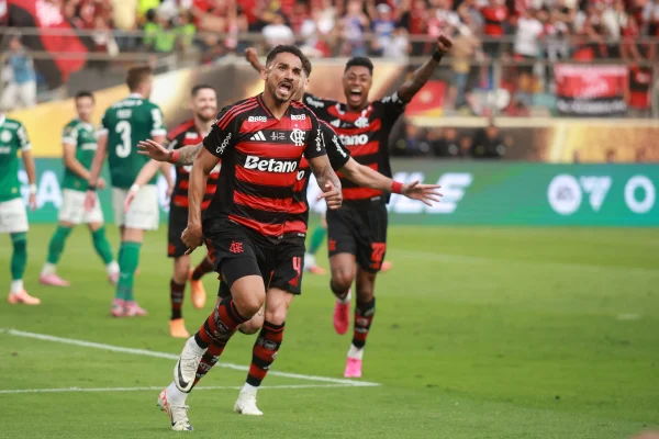 Danilo alcança feito de Zico e Gabigol em final da Libertadores; veja