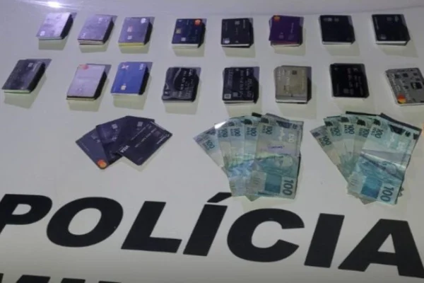 Cartões apreendidos pela PM com vendedor ambulante