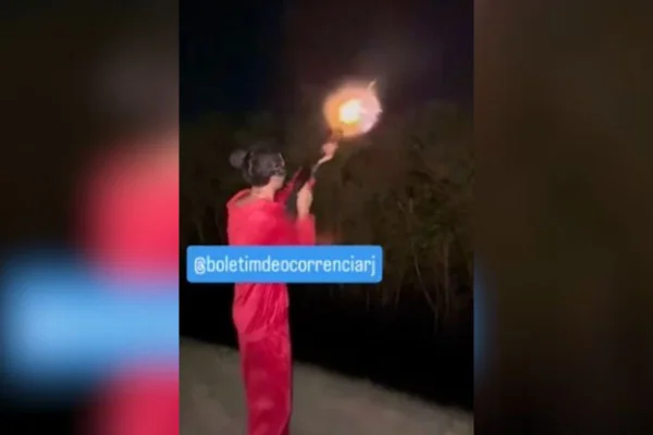 Imagem colorida mostra Oruam dando tiro em sítio em Igaratá - Metrópoles