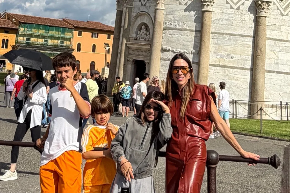 Patrícia Abravanel e os filhos (Pedro, Jane e Senor) visitam a Torre Inclinada de Pisa Patrícia Abravanel e os filhos (Pedro, Jane e Senor) visitam a Torre Inclinada de Pisa
