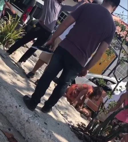 Em avião, mulher espanca homem com laptop após ele “olhar para outra”