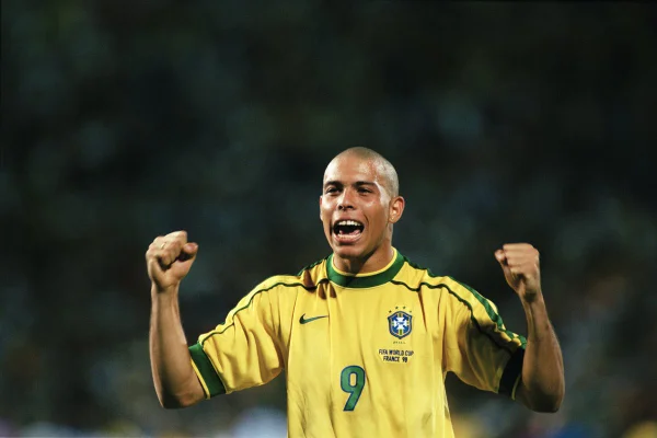 O jogador Ronaldo em campo na Copa do Mundo de 1998
