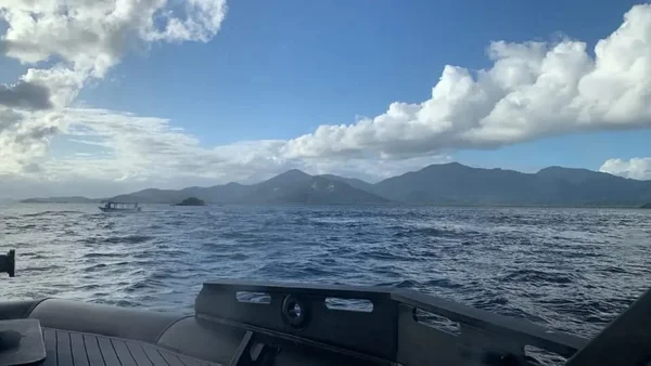 Bombeiros retomam buscas por jovem que desapareceu após canoa afundar