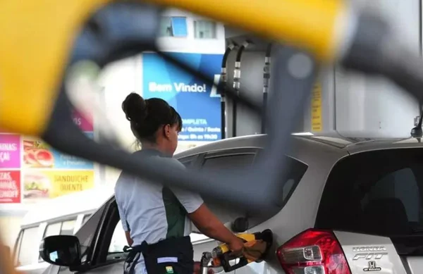 Carro sendo abastecido em posto de gasolina