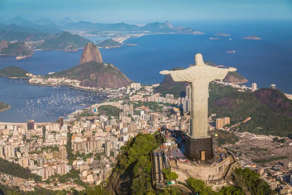 Foto da cidade do Rio de Janeiro, no Brasil, em que aparece o Cristo Redentor