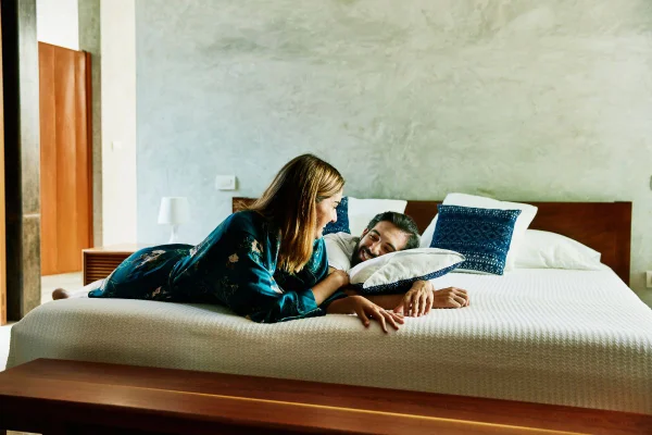 imagem colorida de um casal heterossexual conversando na cama